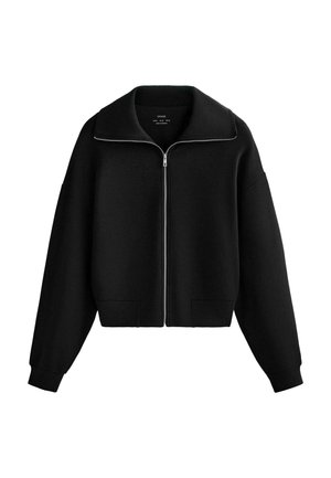 Fekete, rövidített fazonú pulóver puha anyagból, magas gallérral, végig cipzározott elülső résszel és túlméretezett ujjakkal, bordázott mandzsettákkal.