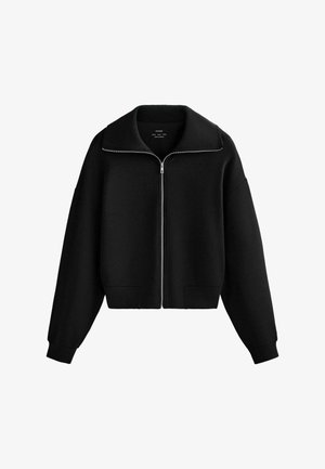 Fekete, rövidített fazonú pulóver puha anyagból, magas gallérral, végig cipzározott elülső résszel és túlméretezett ujjakkal, bordázott mandzsettákkal.