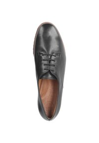Scarpa in pelle nera con punta rotonda, design con lacci e soletta beige. Texture liscia e dettagli di cucitura minimi. Suola in gomma.