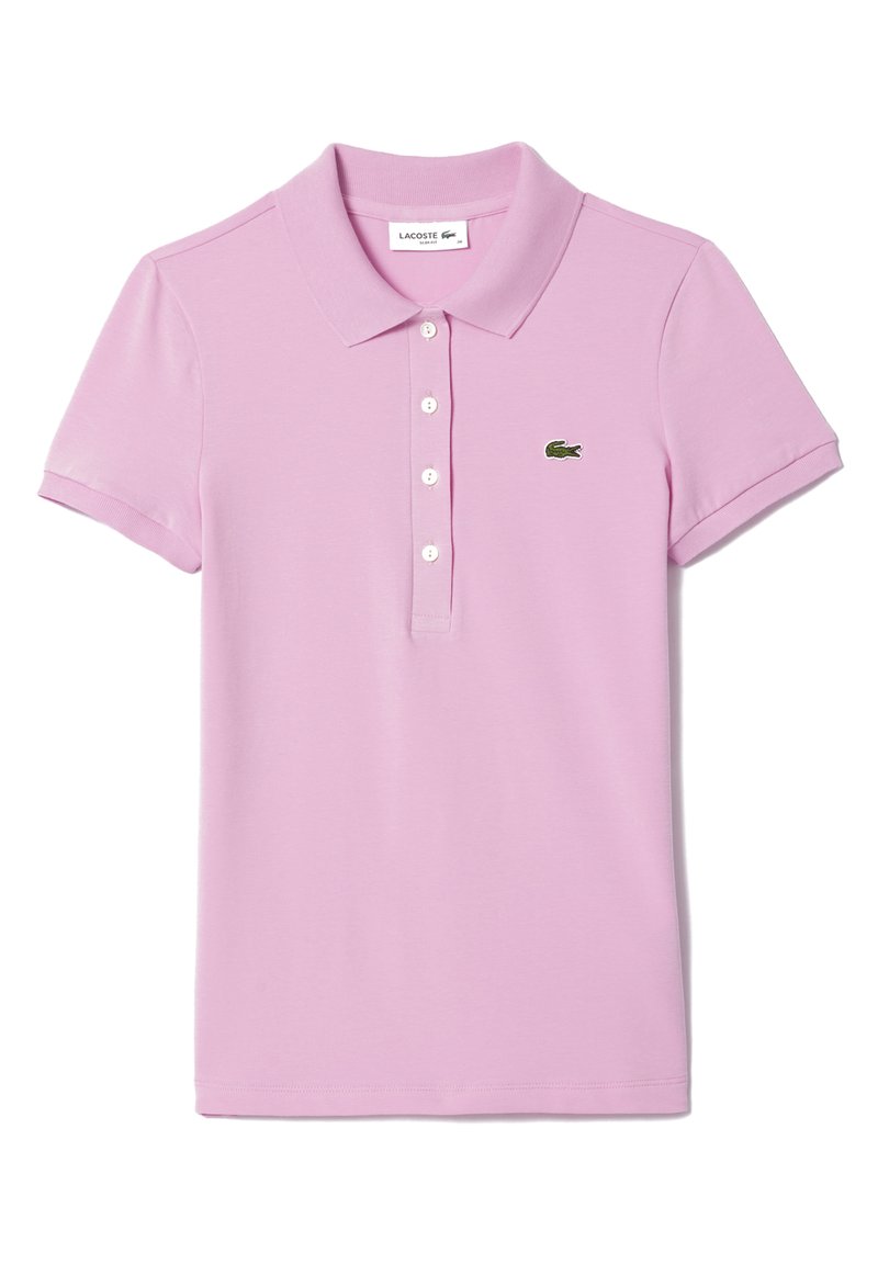 Polo-Shirt aus weichem pinkem Baumwollstoff, mit klassischem Kragen, kurzen Ärmeln und fünf weißen Knöpfen, versehen mit einem grünen Krokodil-Logo auf der Brust.