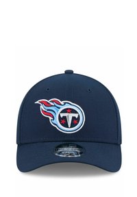 Marineblaue Baseballmütze aus Stoff mit einem gestickten Sportlogo, das Flammen und Sterne in Rot, Weiß und Blau zeigt.