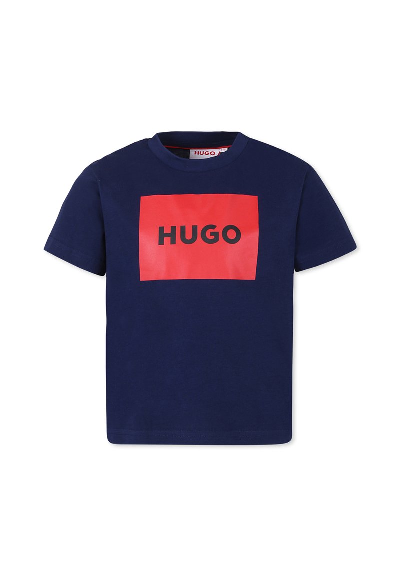 Marineblauwe katoenen t-shirt met een rood rechthoekig logo met het woord "HUGO" in het zwart. Classic crewneck en ontwerp met korte mouwen.
