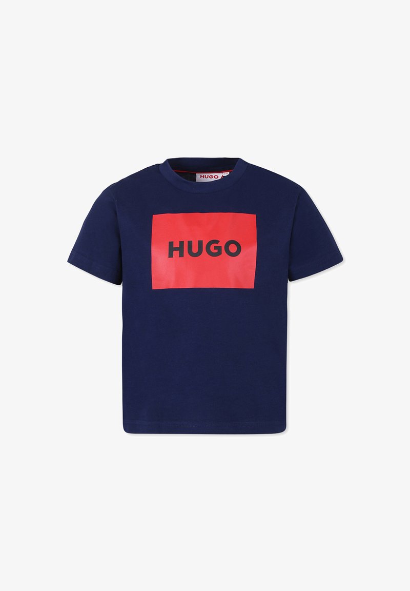 Marineblauwe katoenen t-shirt met een rood rechthoekig logo met het woord "HUGO" in het zwart. Classic crewneck en ontwerp met korte mouwen.