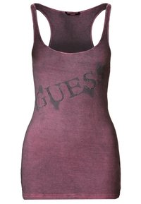 Débardeur violet côtelé mettant en avant un logo "GUESS" usé avec des accents en strass. Conçu avec des bretelles larges et une coupe ajustée.