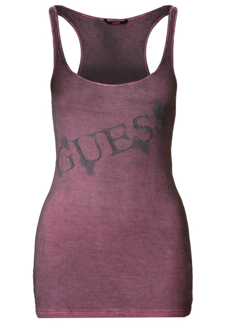 Débardeur violet côtelé mettant en avant un logo "GUESS" usé avec des accents en strass. Conçu avec des bretelles larges et une coupe ajustée.