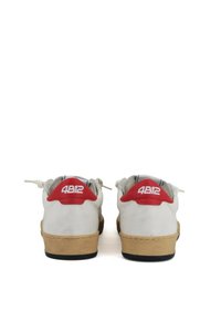 Sneakers bianchi in pelle con accenti rossi sul tallone, suola in gomma beige, lacci e logo del marchio "4B12" sul retro. Texture liscia nel complesso.