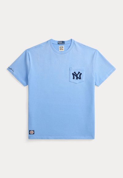 Tricou din bumbac albastru deschis, cu guler rotund, mâneci scurte, având un logo New York brodat în culoarea bleumarin pe buzunarul de la piept și o etichetă mică.