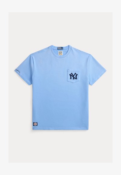 Ανοιχτό μπλε βαμβακερό T-shirt με στρογγυλή λαιμόκοψη, κοντά μάνικα, με κέντημα λογότυπου New York σε ναυτικό μπλε χρώμα στην τσέπη στο στήθος και μια μικρή ετικέτα.