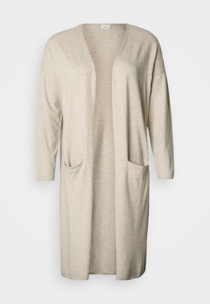 Beige lang cardigan laget av mykt stoff, med dyp V-hals, trekvart ermer og to frontlommer.
