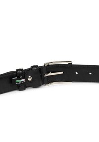 Ceinture en cuir noir avec une boucle en métal argenté et plusieurs trous de réglage. Elle comporte une étiquette indiquant "FABRIQUÉ EN ITALIE" sur le côté intérieur.