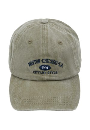 Svetlo olivovo zelená baseballová čiapka s prešívanými ventilačnými dierkami, s námorníckym modrým textom „Boston-Chicago-LA 1991 City Life Style“ na prednom paneli.