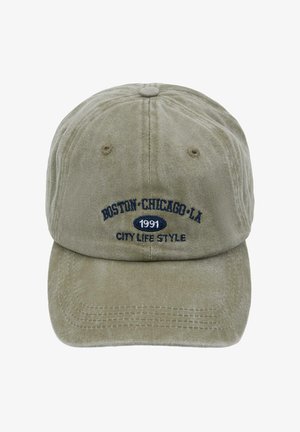 Lyse olivengrøn baseballkasket med syede ventilationshuller, med navyblåt tekst "Boston-Chicago-LA 1991 City Life Style" på frontpanelet.