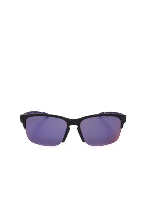Occhiali da sole neri con mezza montatura e lenti rettangolari tinta viola, mostrati su sfondo bianco.