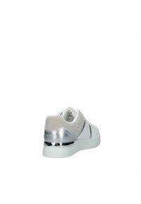 Scarpa sportiva bianca con pannelli in camoscio grigio e rete, accenti argentati e tallone posteriore lucido. Design con lacci e punta arrotondata.