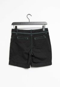 Pantaloni corti neri realizzati in cotone con una texture liscia. Presentano cuciture a contrasto turchesi e due tasche posteriori.