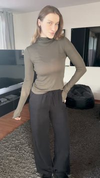 Haut à manches longues vert olive avec col montant; coupe ajustée. Pantalon noir à jambes larges avec taille élastique; texture douce.