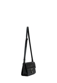 Sac bandoulière en cuir noir avec une finition texturée, de forme rectangulaire, avec une sangle réglable et une fermeture à clasp en métal. Présente un logo discret.
