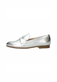 Mocassins argentés métalliques avec une finition lisse, présentant une sangle tonale sur le devant et une semelle en caoutchouc plate et basse.