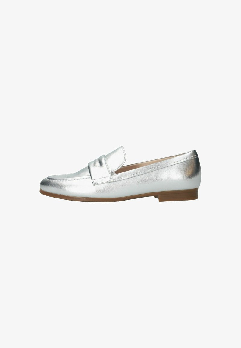 Mocassins argentés métalliques avec une finition lisse, présentant une sangle tonale sur le devant et une semelle en caoutchouc plate et basse.
