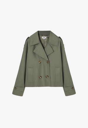 Olivno zelena skrajšana dvoredna jakna s širokimi ovratniki, štirimi rjavimi gumbi, žepi na preklop in gumiranimi manšetami.