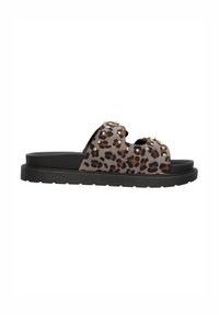 Infradito con stampa leopardata e suola nera, dotati di una tomaia testurizzata impreziosita da borchie dorate, design open-toe e cinturini larghi.