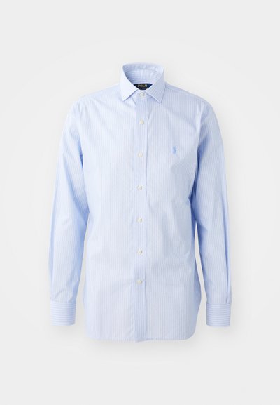 Hele helesinine triibuline nööpidekaan küljes, klassikalise krae, pikad varrukad ja väike logo vasakus rinnas.