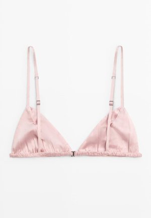 Soutien-gorge triangle en satin rose clair avec fines bretelles réglables et fermeture par agrafe devant sur fond blanc uni.