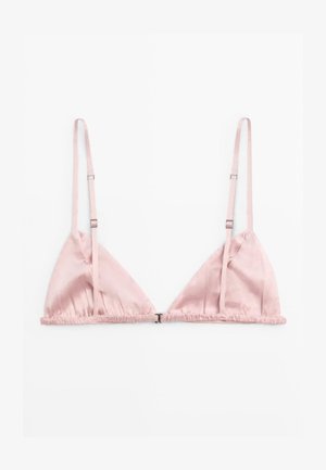 Světle růžová saténová trojúhelníková braletka s tenkými nastavitelnými ramínky a předním zapínáním na háček na jednobarevném bílém pozadí.