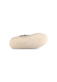 Zool van een beige schoen met diepe groeven, mer naam "Gabor" in reliëf en maat "4 1/2" zichtbaar op de onderkant.