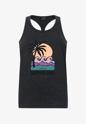 Grå tanktop med solnedgang og palmetræsgrafik, kombineret med et lysegråt lilla skørt med blonde detaljer. Sorte flip-flops.