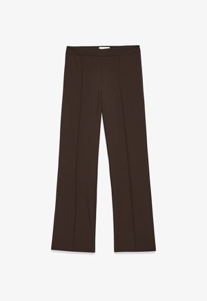 Tummanruskeat suorat housut, joissa on korkea vyötärö ja etuviimeistely, asetettuna tasaiseksi valkoiselle taustalle.