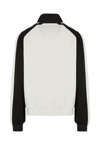 Jachetă albă și neagră cu guler înalt, având mâneci negre în contrast și manșete ribbate. Textură moale, design casual.