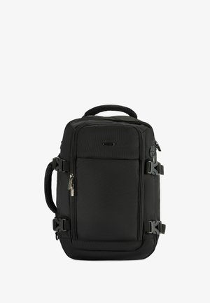 Czarny plecak wielokomorowy wykonany z wytrzymałego materiału, z wyściełanym uchwytem, klamrami i suwakami zapewniającymi bezpieczne zamknięcie.