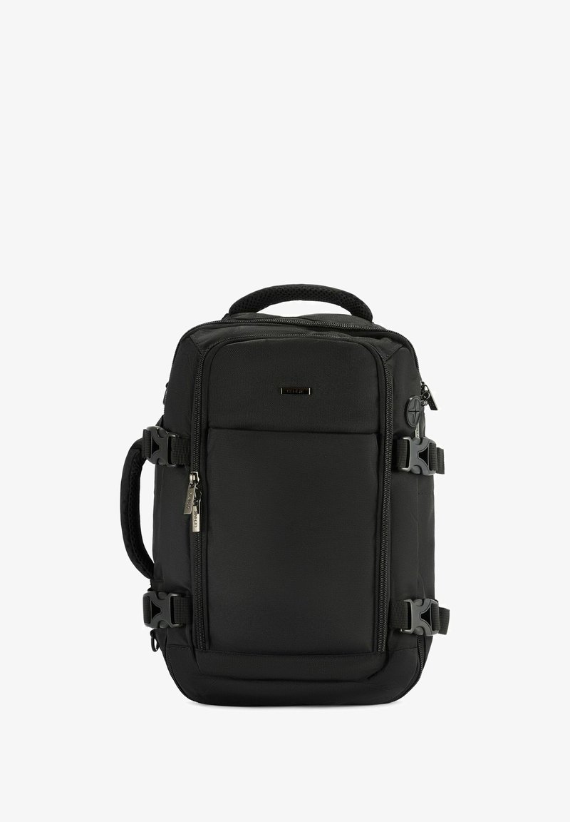 Czarny plecak wielokomorowy wykonany z wytrzymałego materiału, z wyściełanym uchwytem, klamrami i suwakami zapewniającymi bezpieczne zamknięcie.