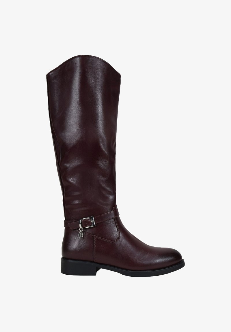 Bota de piel burdeos hasta la rodilla con un acabado suave, correa ajustable y detalle de hebilla plateada, punta redondeada y tacón bajo.