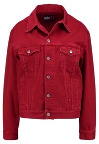 Veste en denim rouge avec des boutons, deux poches avant et un col classique. Texture lisse et coupe structurée, avec des accents en métal argenté.