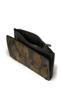 Portafoglio con motivo camouflage in verde scuro e nero, dotato di chiusura con zip, superficie testurizzata e logo impresso sulla pelle.