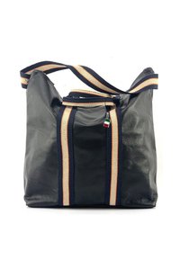 Marineblauwe leren tas met een gestructureerd oppervlak, voorzien van twee verticale strepen in crème en marineblauw, en een stoffen schouderband. Ritssluiting.