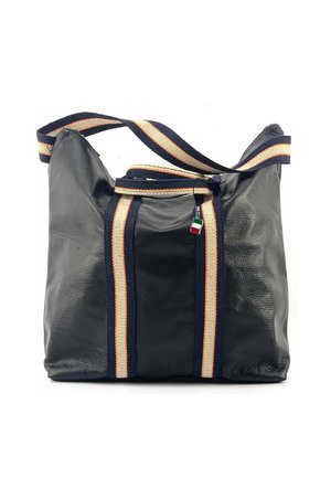 Marineblauwe leren tas met een gestructureerd oppervlak, voorzien van twee verticale strepen in crème en marineblauw, en een stoffen schouderband. Ritssluiting.