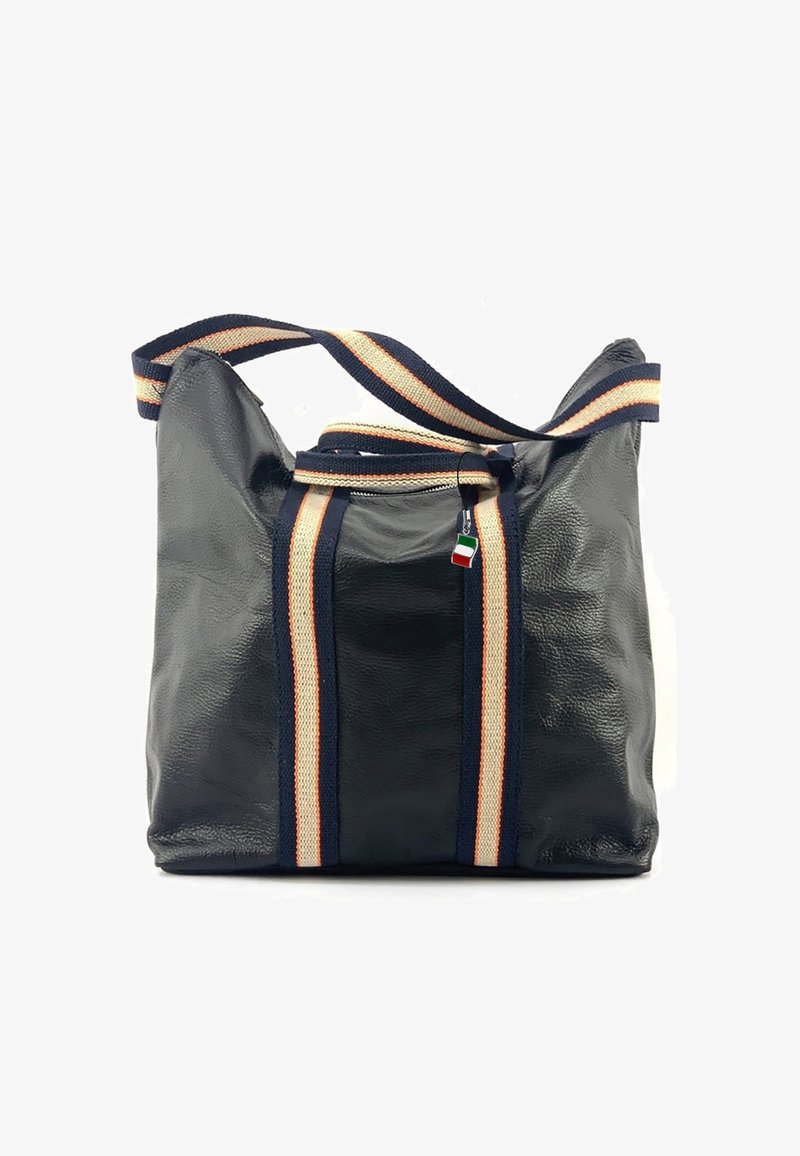 Marineblauwe leren tas met een gestructureerd oppervlak, voorzien van twee verticale strepen in crème en marineblauw, en een stoffen schouderband. Ritssluiting.