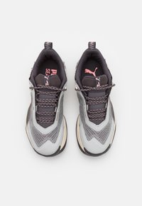 Szare sneakersy z teksturowanej siateczki i gładkimi wstawkami. Posiadają czarne i jasne akcenty, wzorzyste sznurówki oraz pętelkę ułatwiającą zakładanie.