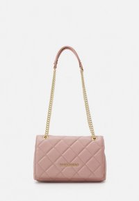 Rosa quiltad läderhandväska med guldkedjestrap och Valentino-logotyp centrerad på framvecket.