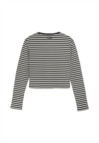 Långärmad, kort topp i svart med vita horisontella ränder. Ribbad textur och rundad halsringning. Etikett synlig nära baksidan av halsringningen.