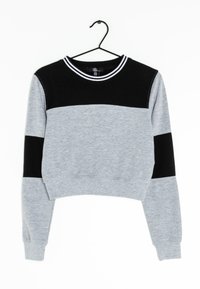 Sudadera recortada en gris y negro con mangas largas, que presenta un panel negro horizontal y un cuello acanalado con rayas blancas. Textura suave.