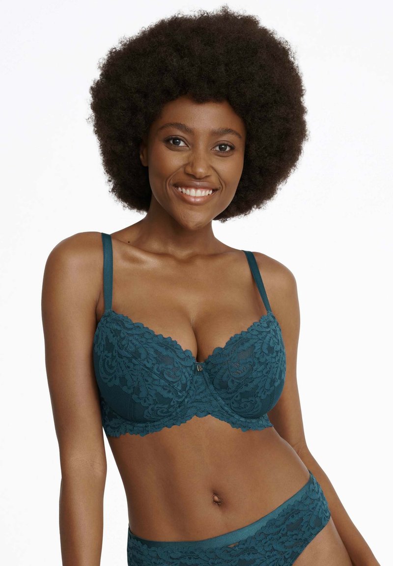 Turkusowy koronkowy biustonosz z kwiatowym wzorem i fiszbinami, z regulowanymi ramiączkami i dekoracyjnym detalem na środku. Oddychający materiał z siateczki.