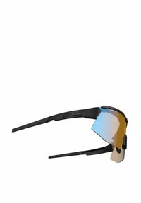Occhiali sportivi neri con una grande lente curva di colore ambra con riflessi blu. Montatura aerodinamica con braccia snelle.