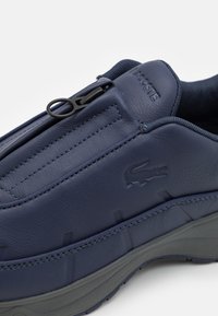 Lacoste AUDYSSOR ZIP  - Sportcipő - navy/dark gray