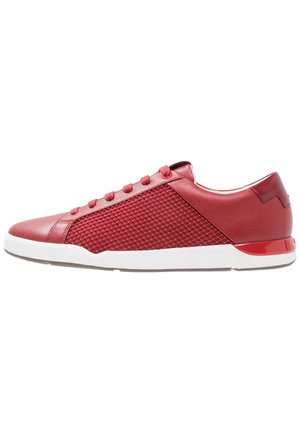 Niski czerwony sneaker z teksturowanym bocznym panelem, zapięciem na sznurowadła, białą podeszwą i gładkim skórzanym akcentem na pięcie.