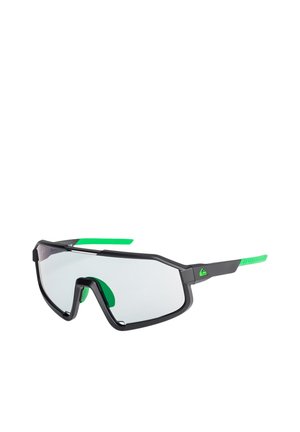 Lunettes de sport avec une monture noire, des accents verts et des verres miroités. Elles présentent un design géométrique et des plaquettes de nez ajustables.