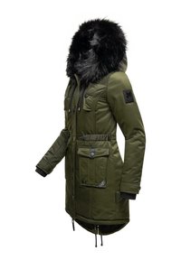 Olivovo zelená parka bunda s čiernou umelou kožušinou na kapucni, viacerými prednými vreckami, zipsom a patentkami na zapínanie, sťahovacím pásom a ribbed manžetami.